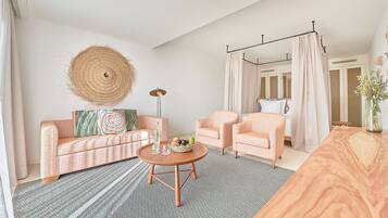 Junior-Zimmer, Terrasse, Gartenblick | Wohnbereich | 43-Zoll-Smart-TV mit Kabelempfang, Fernseher