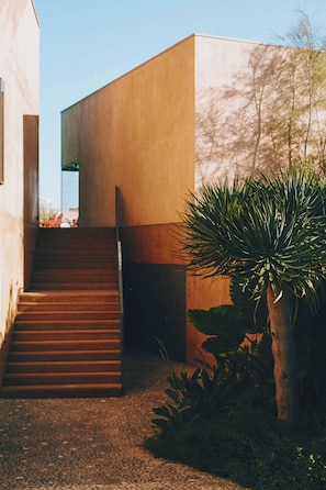 A modern building with a staircase leading to a flat roof.