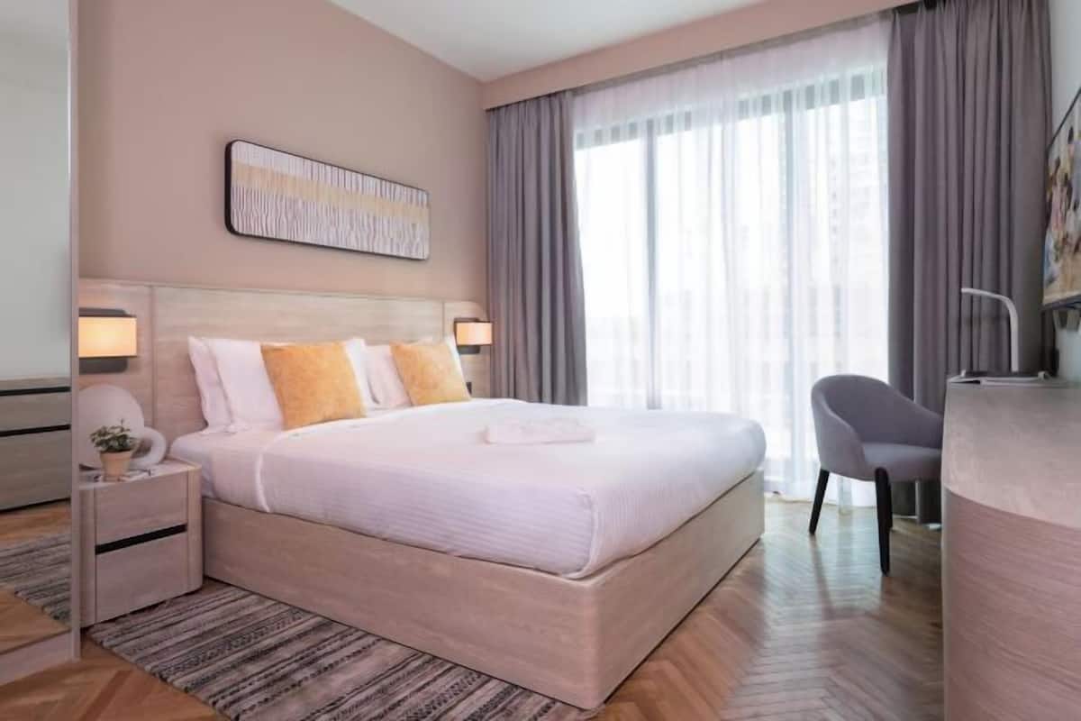2 bedrooms, minibar, free wired Internet, bed sheets