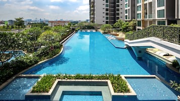 Hồ bơi ngoài trời