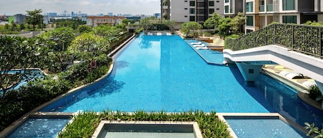 Una piscina al aire libre