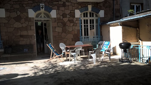 on the ground floor of a house with courtyard 300 m from the shops