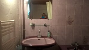 Duschwanne, Haartrockner, Toilettenpapier