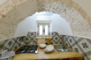 Fridge, oven, dishwasher, coffee/tea maker