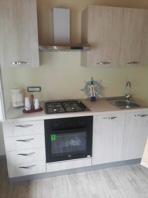 Frigorifero, microonde, forno, macchina per tè/caffè