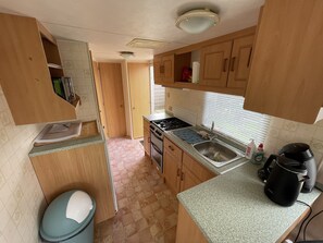 Een koelkast, een magnetron, een oven, een kookplaat