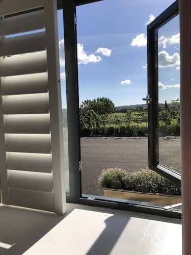 The Parlour - Spectacular views, country walks, cozy nights, pet friendly.