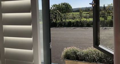 The Parlour - Spectacular views, country walks, cozy nights, pet friendly.