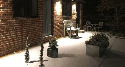 The Dairy - Spectacular views, country walks, cozy nights, pet friendly.