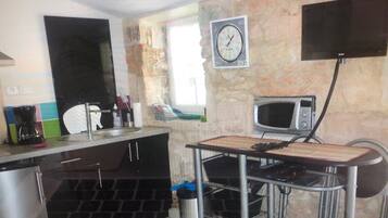 Een koelkast, een microgolfoven, een kookplaat