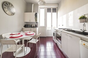 Mikrobølgeovn, ovn, kokeplater og oppvaskmaskin