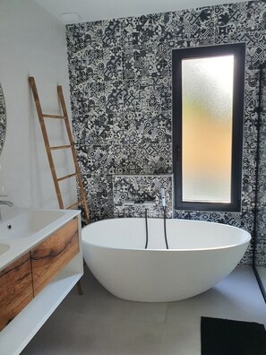 Ensemble douche/baignoire, sèche-cheveux, serviettes fournies