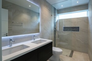 3-Bedroom Private Pool Villa | Banheiro | Chuveiro, secador de cabelo