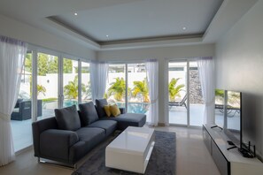 3-Bedroom Private Pool Villa | Salle de séjour | TV connectée