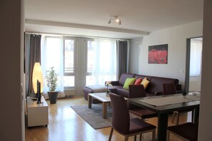 コンフォート アパートメント 2 ベッドルーム | リビング エリア | 薄型テレビ