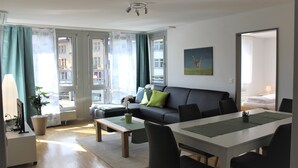 Leilighet – comfort, 2 soverom | Oppholdsområde | Flatskjerm-TV