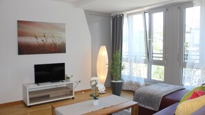 Leilighet – comfort, 2 soverom | Oppholdsområde | Flatskjerm-TV