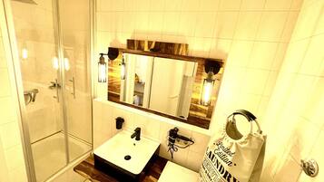 Exclusive Studio Suite | Bathroom shower