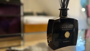 A black bottle with a label that reads "BLACK OUDH PRIVATE COLLECTION" and "RITUALS..." on a reflective surface. - Boutique Apartment Petite Belle (Freiburg im Breisgau)