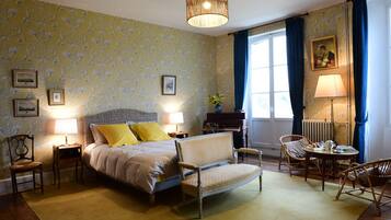 6 Schlafzimmer, Schreibtisch, Bügeleisen/Bügelbrett, Reisekinderbett