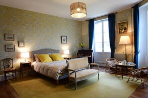 6 Schlafzimmer, Schreibtisch, Bügeleisen/Bügelbrett, Reisekinderbett