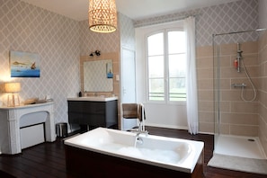 Badewanne, Whirlpool, Haartrockner, Handtücher