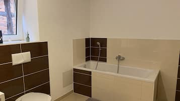 Badewanne, Haartrockner, Handtücher, Seife