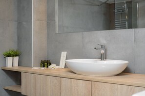 Dusche, Haartrockner, Seife, Shampoo