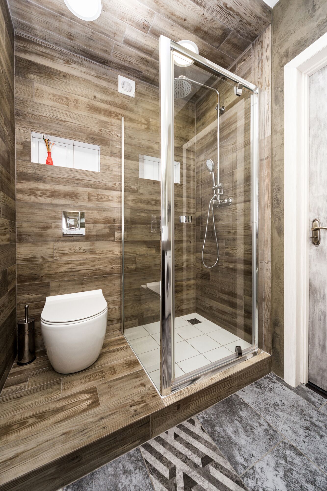 Een douche, een haardroger, handdoeken, zeep