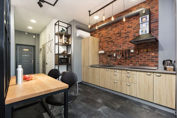 Fridge, microwave, stovetop, dishwasher