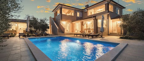 Piscine extérieure, piscine chauffée
