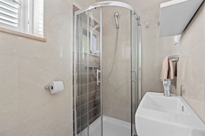 Douche, sĂšche-cheveux, serviettes fournies, papier toilette