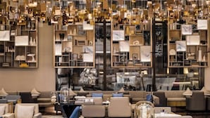 Un interior moderno con diferentes opciones de asientos y una amplia exhibición de objetos decorativos.