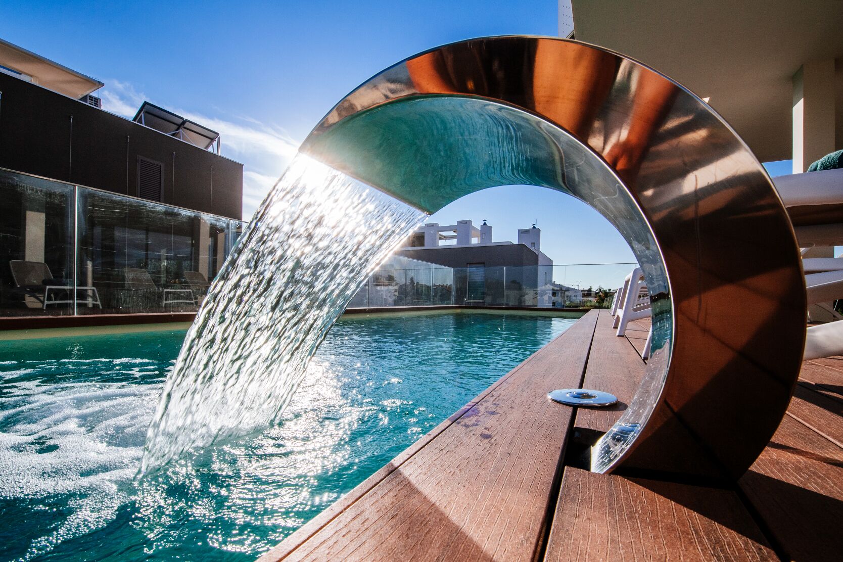 Piscina all'aperto, ombrelloni da piscina, lettini