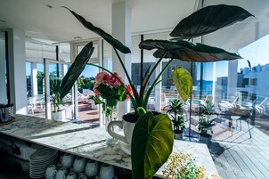 Bar junto a la piscina