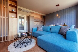 Superior-Apartment, 2 Schlafzimmer, Poolzugang, Meerblick | Wohnbereich