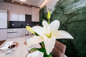Appartement exclusif, 2 chambres, accès à la piscine, vue sur le jardin | Cuisine privée | Réfrigérateur, un four, surface de cuisson, lave-vaisselle