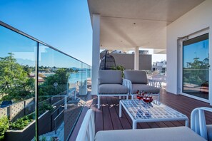 Exclusive-Apartment, 2 Schlafzimmer, Poolzugang, Gartenblick | Terrasse/Patio