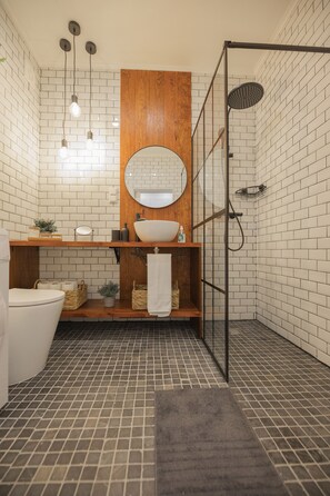 Shower, hair dryer, towels, soap - Charming Flat With Amazing sea Line View (Cascais)