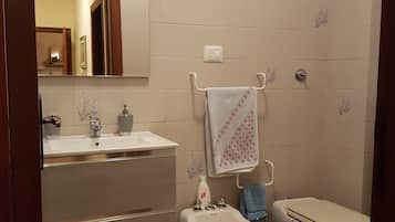 Doccia, asciugacapelli, bidet, asciugamani