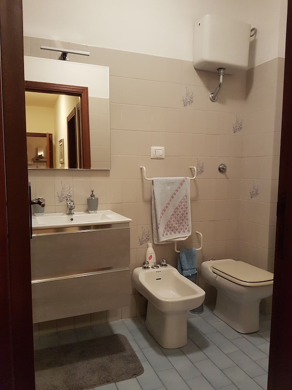 Shower, hair dryer, bidet, towels - Appartamento "Il Gentile" (Fabriano)