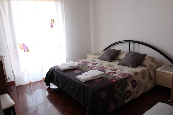 2 bedrooms, iron/ironing board, bed sheets
