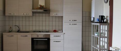 Kjøleskap, ovn, kokeplater og kaffetrakter/tekoker