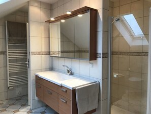 Badewanne, Haartrockner, Bidet, Handtücher
