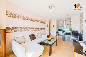 Comfort-Apartment, Balkon, Parkblick | 1 Schlafzimmer, Verdunkelungsvorhänge, Bügeleisen/Bügelbrett