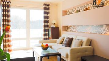 Departamento Confort, balcón, vista al parque | Área de sala de estar | Televisión de pantalla plana de 80 cm con canales por cable