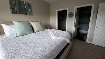 1 chambre, fer et planche à repasser, lit de bébé portatif