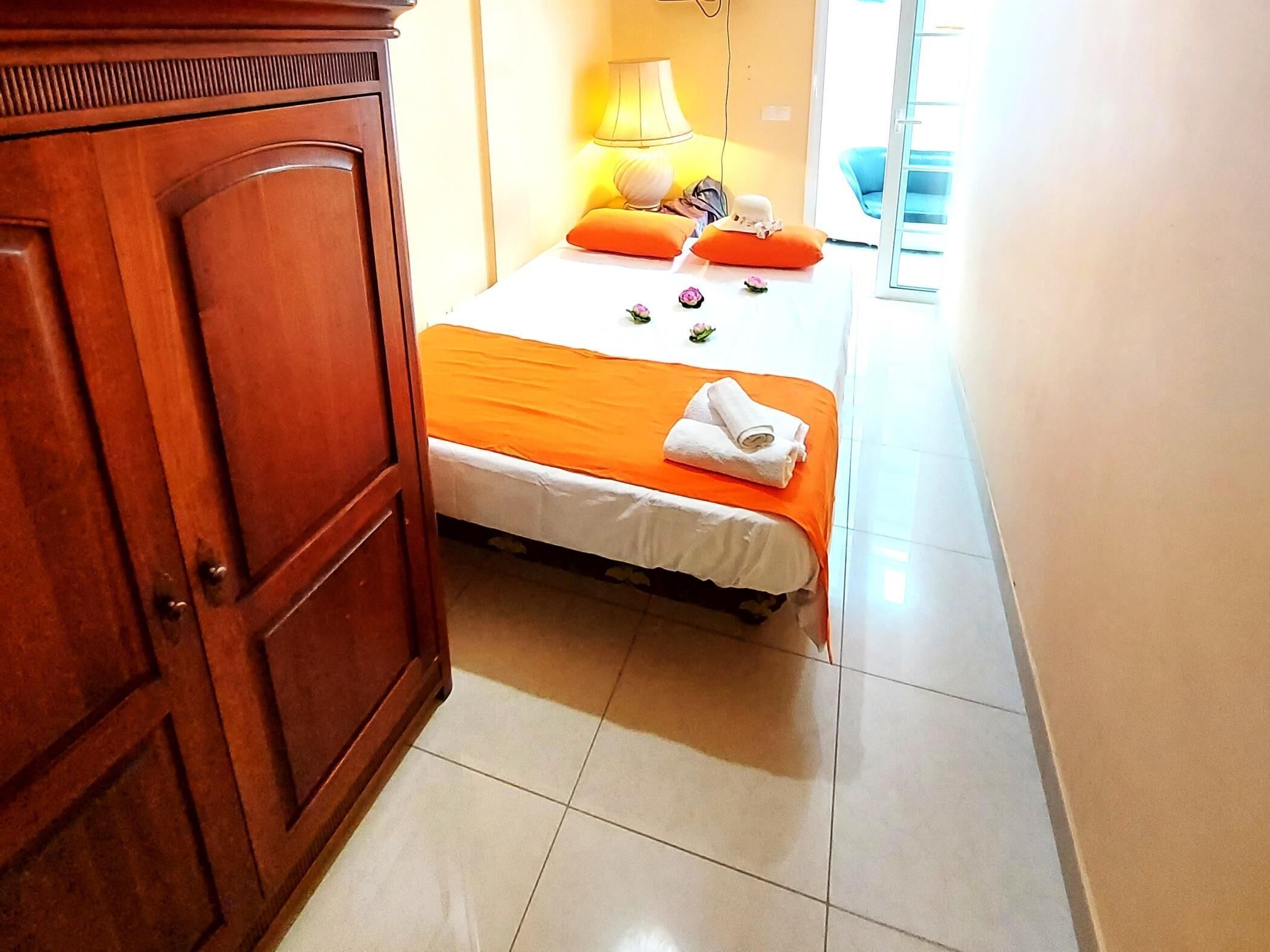 1 slaapkamer, een strijkplank/strijkijzer, internet, beddengoed