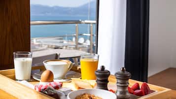 ห้องจูเนียร์สวีท, ระเบียง, วิวทะเล | 1 ห้องนอน, ผ้าปูที่นอนฝ้ายอียิปต์, เครื่องนอนระดับพรีเมียม