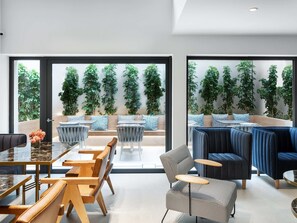 Dagelijks continentaal ontbijt (EUR 12 per persoon)